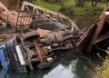 Ponte desaba em Caraá após carreta bitrem tentar travessia e cair no Rio dos Sinos