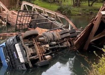 Ponte desaba em Caraá após carreta bitrem tentar travessia e cair no Rio dos Sinos