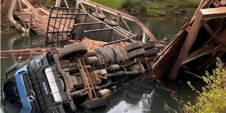 Ponte desaba em Caraá após carreta bitrem tentar travessia e cair no Rio dos Sinos