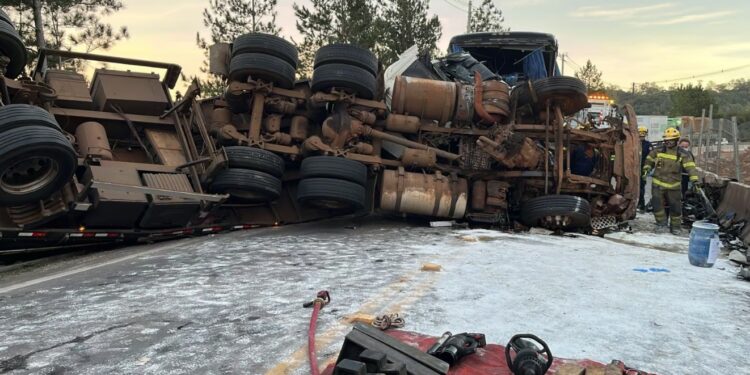Grave acidente entre carreta e ônibus de dupla sertaneja deixa dois mortos na ERS-122, em Caxias do Sul
