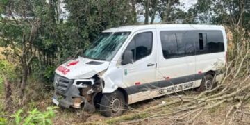 Van da Secretaria de Saúde de Tenente Portela sai da pista na ERS-155 e deixa uma pessoa ferida