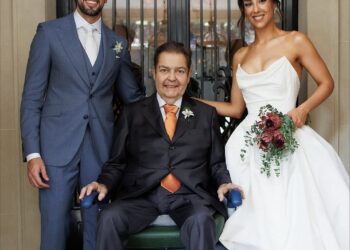 De cadeira de rodas, Faustão leva filha ao altar em casamento