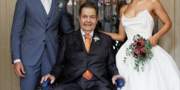 De cadeira de rodas, Faustão leva filha ao altar em casamento