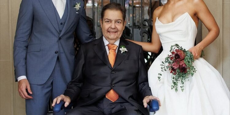 De cadeira de rodas, Faustão leva filha ao altar em casamento