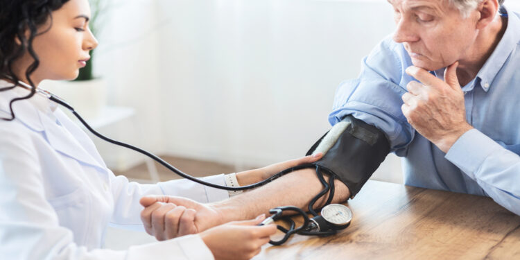 Pressão de 12 por 8 é reclassificada como pré-hipertensão em nova diretriz