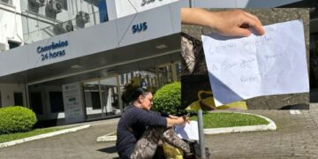 Mulher se acorrenta em frente ao Hospital São Carlos em busca de cirurgia urgente