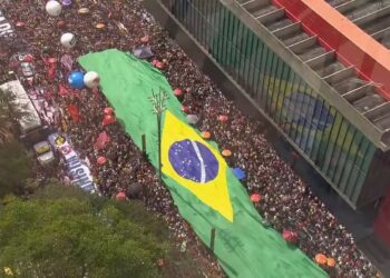 Manifestantes fazem atos contra a PEC da Blindagem e o projeto da Anistia em diversas cidades do País