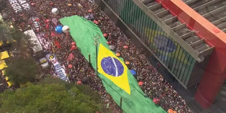 Manifestantes fazem atos contra a PEC da Blindagem e o projeto da Anistia em diversas cidades do País