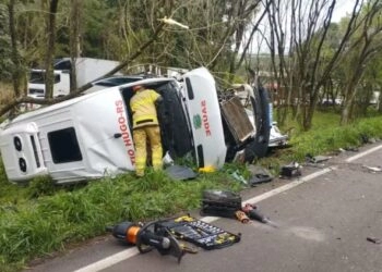 Acidente com dois carros e ambulância deixa um morto e duas mulheres feridas na RS-153, em Passo Fundo
