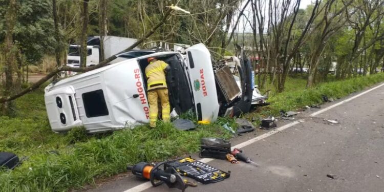 Acidente com dois carros e ambulância deixa um morto e duas mulheres feridas na RS-153, em Passo Fundo