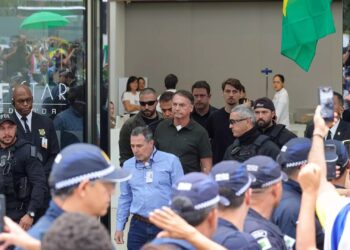 Bolsonaro deixa hospital após tirar lesões de pele; exame indica anemia