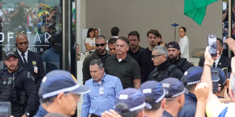 Bolsonaro deixa hospital após tirar lesões de pele; exame indica anemia