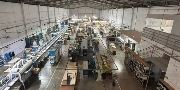 ‘Não caiu a ficha’, diz funcionária que trabalhava há 15 anos em calçadista do RS que anunciou falência após tarifaço dos EUA