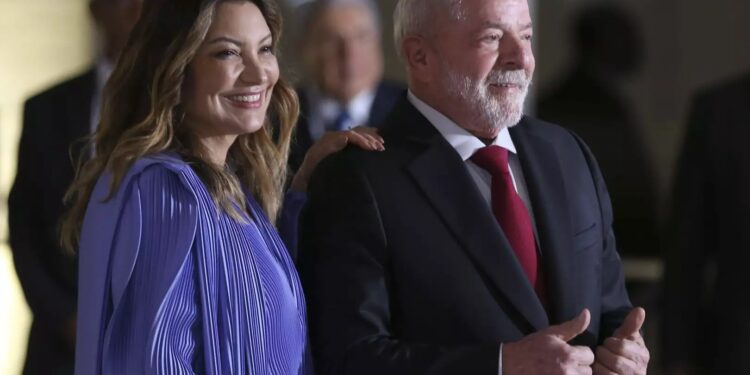 Lula exalta o papel da mulher e diz que levará Janja para encontro com o presidente dos Estados Unidos