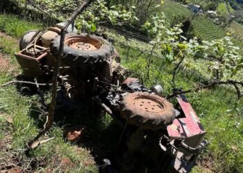 Homem morre em tombamento de trator no interior de Bento Gonçalves