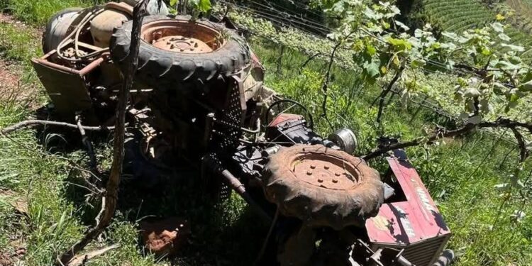 Homem morre em tombamento de trator no interior de Bento Gonçalves
