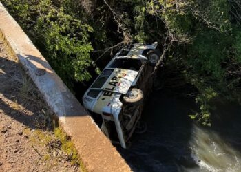 Kombi com com nove crianças cai em rio em Santa Catarina