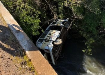 Kombi com com nove crianças cai em rio em Santa Catarina