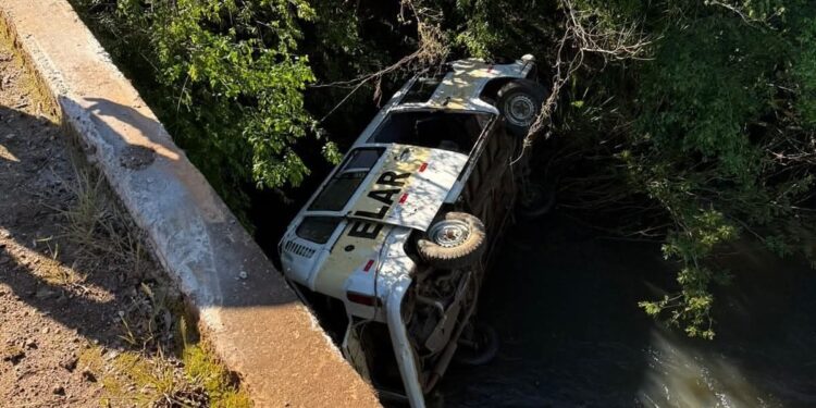 Kombi com com nove crianças cai em rio em Santa Catarina