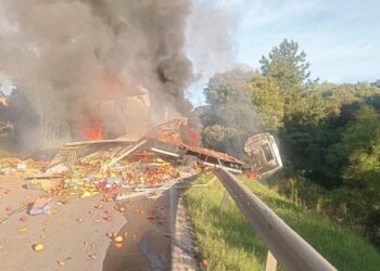 Acidente entre caminhões deixa dois mortos e provoca incêndio na BR 386, em Fontoura Xavier