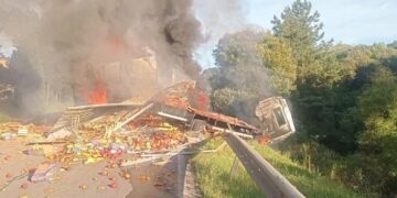 Acidente entre caminhões deixa dois mortos e provoca incêndio na BR 386, em Fontoura Xavier