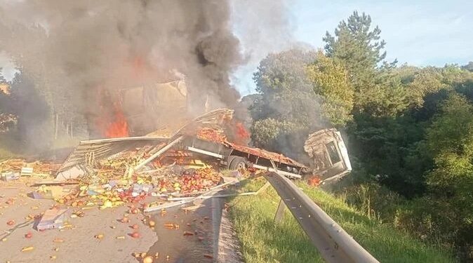 Acidente entre caminhões deixa dois mortos e provoca incêndio na BR 386, em Fontoura Xavier