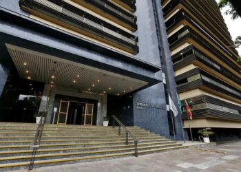 Homem que tentou matar o filho é absolvido após apelo da própria vítima por compaixão à avó: ‘Ela não merecia mais esse sofrimento’
