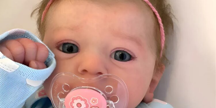 Mulher leva bebê reborn “com gripe” para UPA, que nega atendimento em Várzea Grande MT