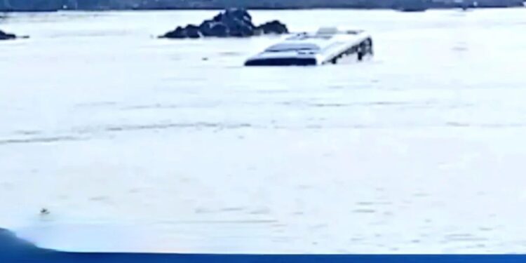 ÔNIBUS CAI NO RIO TOCANTINS E MOTORISTA QUE DESCANSAVA NO BAGAGEIRO MORRE AFOGADO