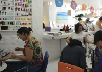 Anvisa proíbe duas substâncias utilizadas em unhas em gel