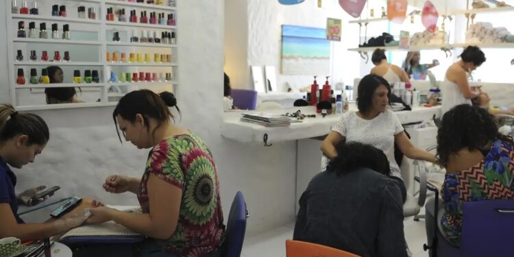 Anvisa proíbe duas substâncias utilizadas em unhas em gel