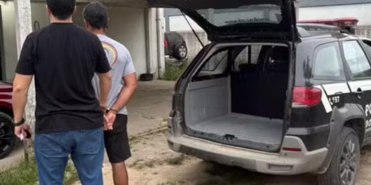 Pai é preso por queimar a filha como forma de tortura