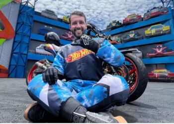 Piloto de moto morre após acidente em show com manobras radicais no Beto Carrero World