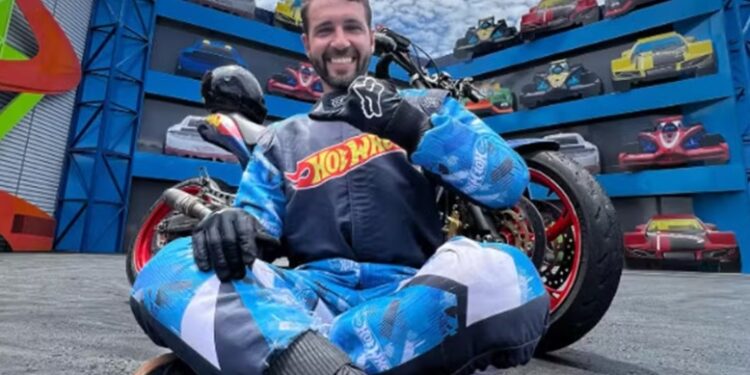 Piloto de moto morre após acidente em show com manobras radicais no Beto Carrero World