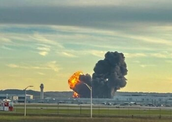 Chega a sete o número de mortos em acidente com avião de carga nos EUA