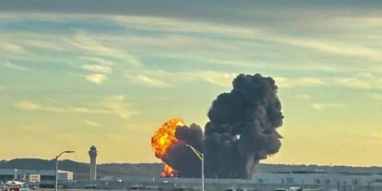 Chega a sete o número de mortos em acidente com avião de carga nos EUA