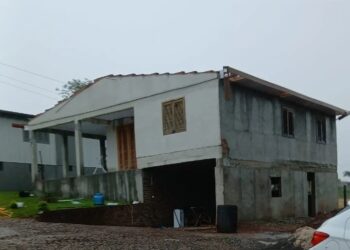 Frente fria provoca temporais e estragos no RS