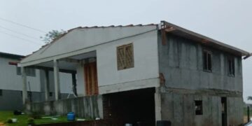 Frente fria provoca temporais e estragos no RS