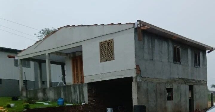 Frente fria provoca temporais e estragos no RS