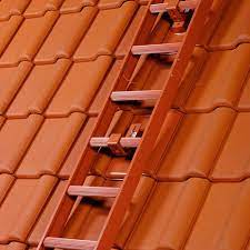 Homem morre após cair de escada enquanto pintava casa em Lajeado