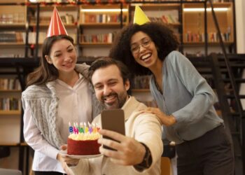 Ex-funcionário processa loja por não receber parabéns no aniversário