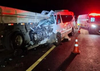 Professora morre e 14 pessoas ficam feridas em acidente com van de estudantes em Soledade