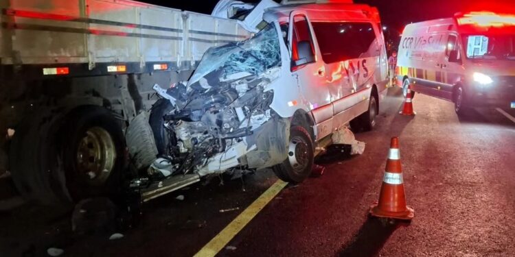 Professora morre e 14 pessoas ficam feridas em acidente com van de estudantes em Soledade