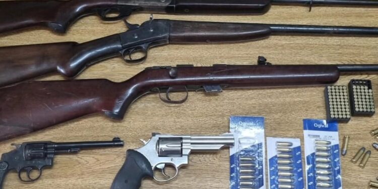 Denúncia anônima leva à apreensão de armas e prisão em Nova Roma do Sul