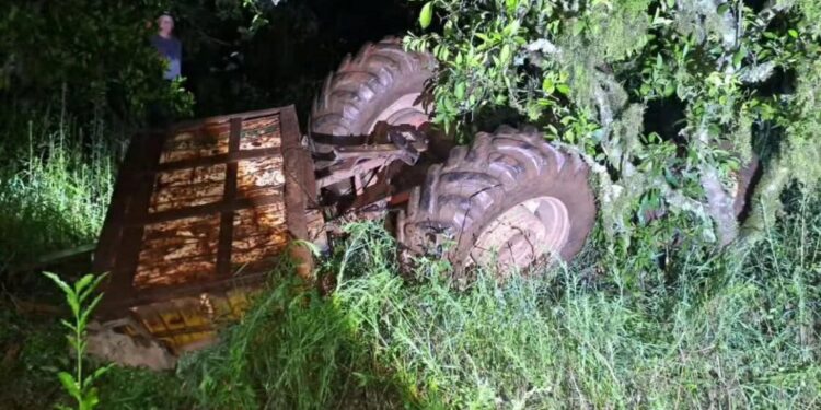 Homem que manejava abelhas morre após tombamento de trator no interior de Antônio Prado