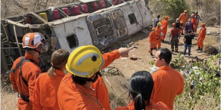 Ônibus com romeiros capota em rodovia de Alagoas e deixa ao menos 15 mortos e feridos