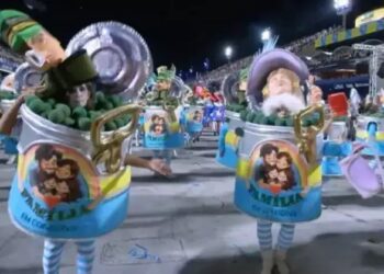 Oposição aciona a justiça por evangélicos em “lata de conserva” durante desfile de Carnaval