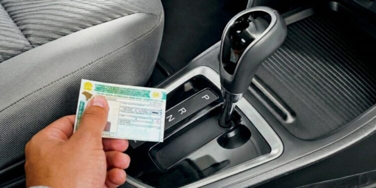Projeto de lei propõe CNH exclusiva para carros automáticos no Brasil