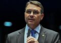 “É uma decisão exótica”, diz Flávio Bolsonaro após Alexandre de Moraes autorizar prisão domiciliar ao ex-presidente por 90 dias