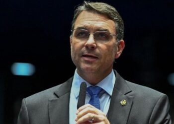 “É uma decisão exótica”, diz Flávio Bolsonaro após Alexandre de Moraes autorizar prisão domiciliar ao ex-presidente por 90 dias